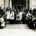 Per Goccia di Latte in quarant'anni di attivit non mancarono onorificenze, premi e medaglie. Ecco una foto di una cerimonia tenutasi nel 1932, in occasione della visita allente dellarcivescovo Augusto Curi. Si vedono volontari e sostenitori della Goccia posare sulle sue scalinate: Ave  in abito nero (e con il suo immancabile cappello con veletta) al centro tra il religioso e un altro parroco